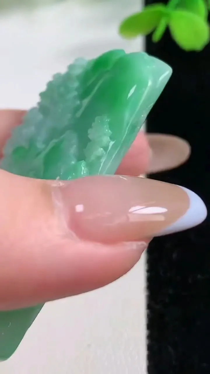 天然A货翡翠山水牌吊坠，尺寸54.9-31.8-6.6，重量:28.53g
11月2日