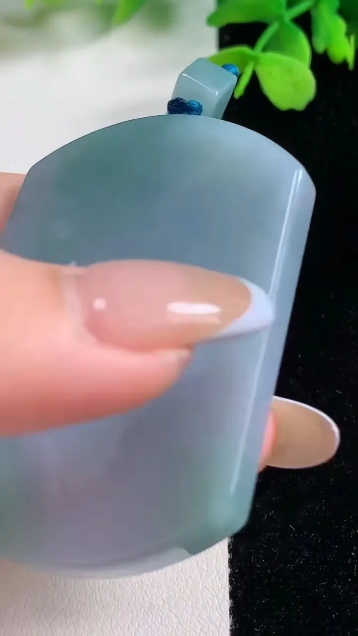 天然A货翡翠春带彩紫罗兰无事牌吊坠，尺寸56.6-42.4-6.1，重量:41.81g
11月2日