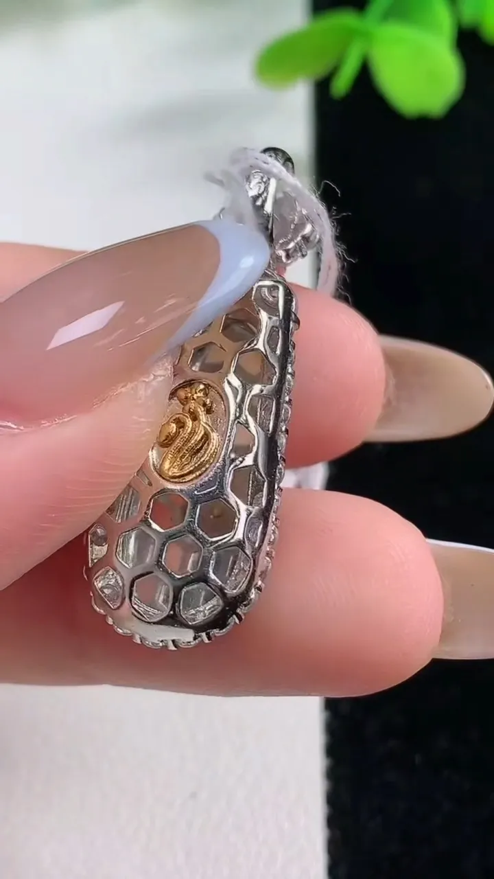 天然A货翡翠福瓜吊坠，尺寸35-12.4-8.1，裸石21.4-9.8重量:4.33g
11月2日