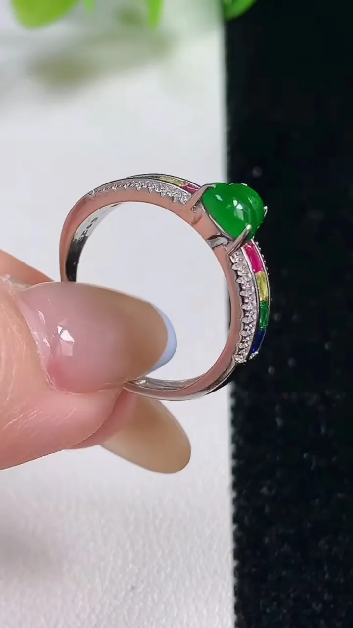 天然A货翡翠葫芦戒指，尺寸8.1-6.1-4.9，重量:3.89g2025年11月2日
工厂直销收藏佳品,种好水足，色泽均匀，有种有色，上手高大气！