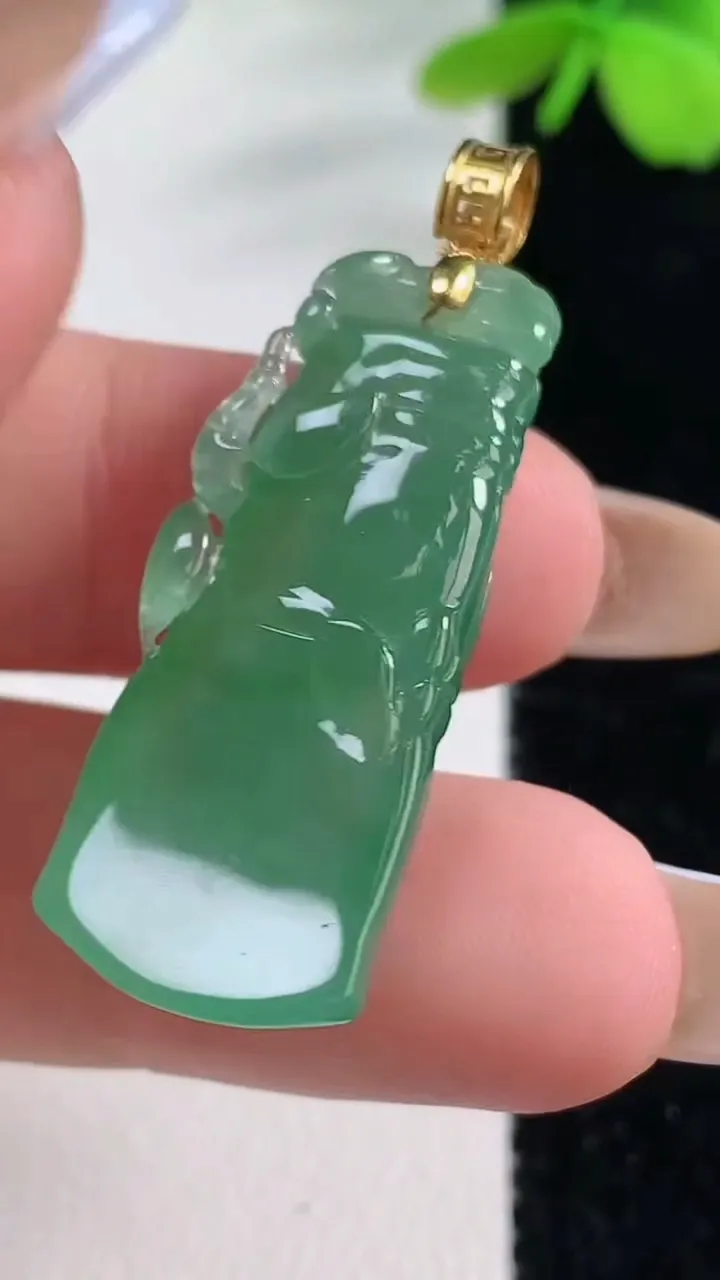 天然A货翡翠节节高升 竹节吊坠，尺寸34.7-13.3-7.4，重量:8.03g
11月2日
