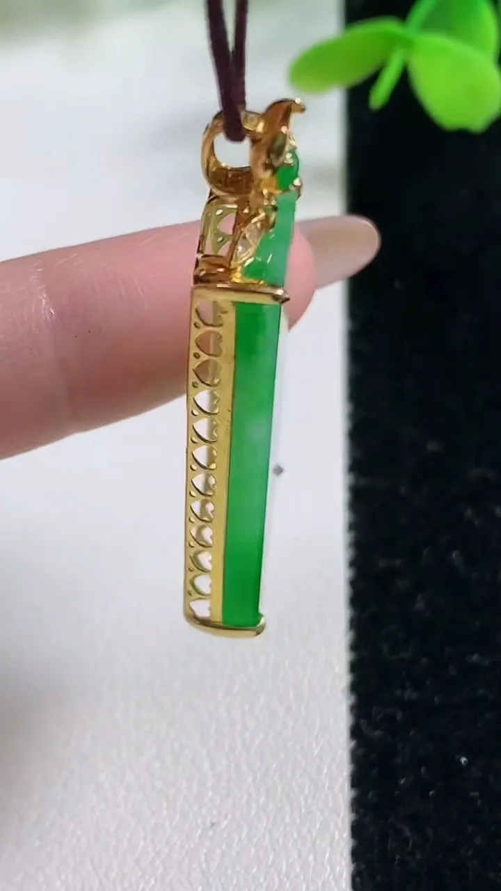 天然A货翡翠无事牌吊坠，尺寸31.7-15-5.2，重量:5.58g
11月2日