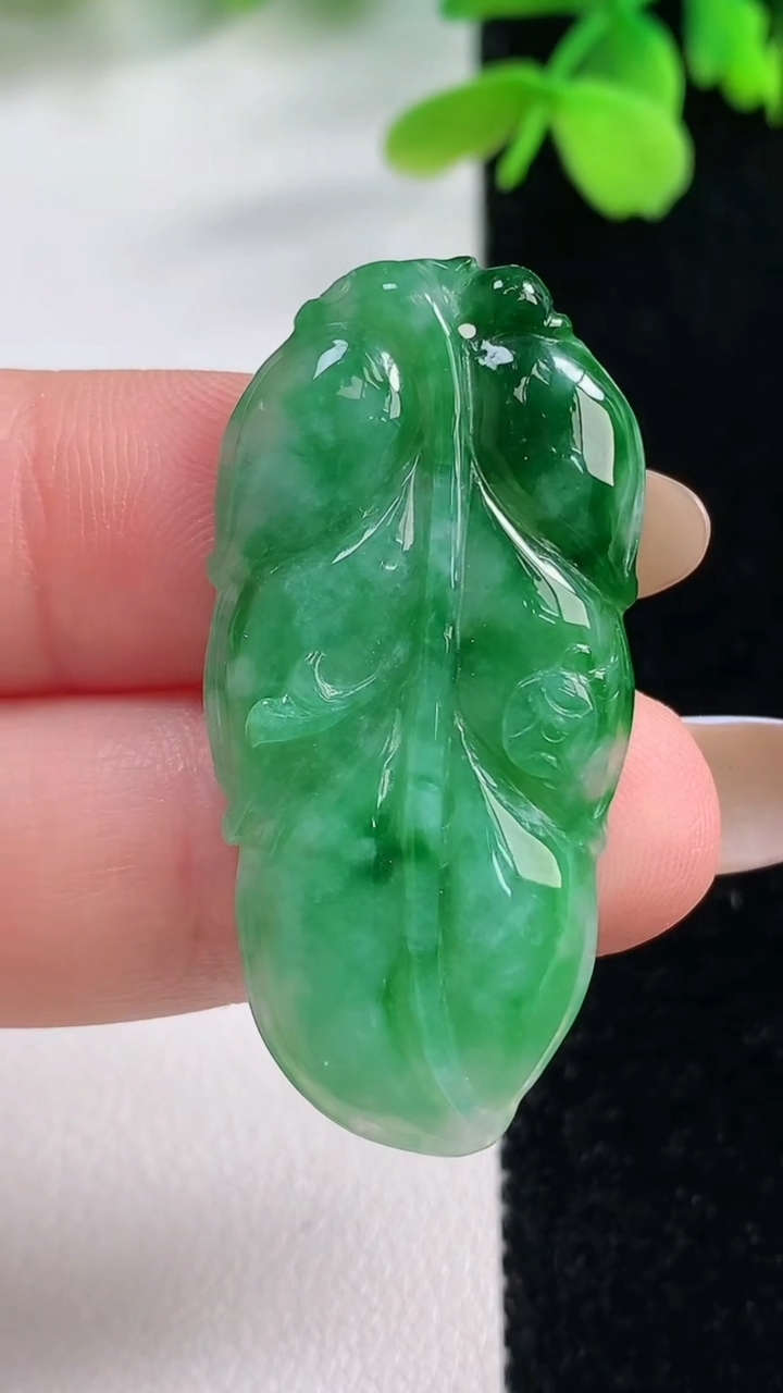 天然A货翡翠金枝玉叶 叶子吊坠，尺寸39.5-19-3.4，重量:4.69g
11月2日