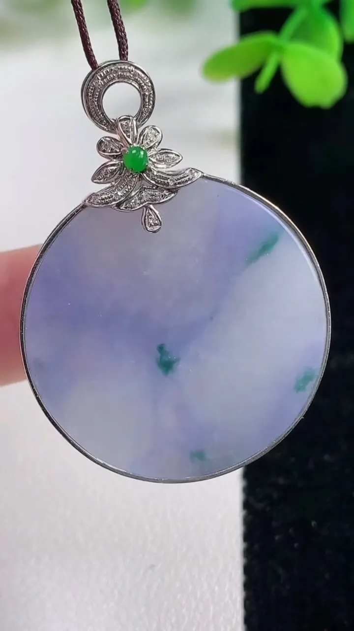 天然A货翡翠18K金紫罗兰飘花无事牌吊坠，尺寸29.3-6.1，重量:13.78g
11月2日