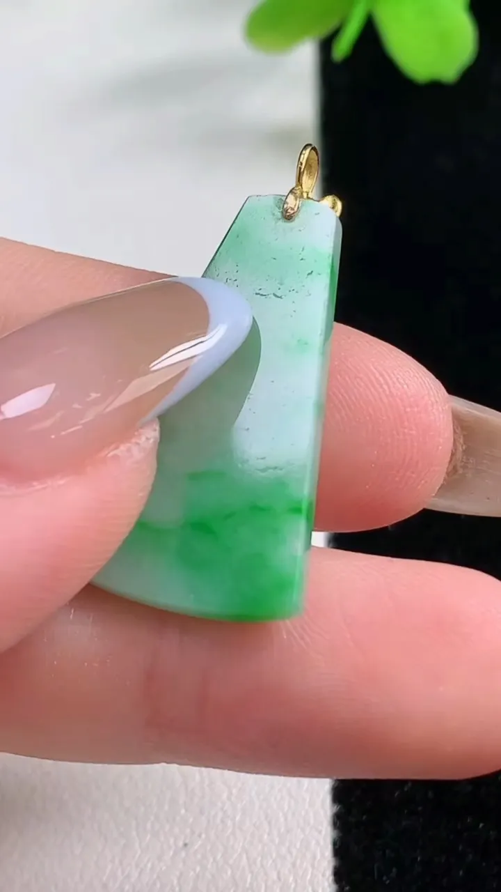 天然A货翡翠无事牌吊坠，尺寸27-16-2.3，重量:2.58g
11月2日