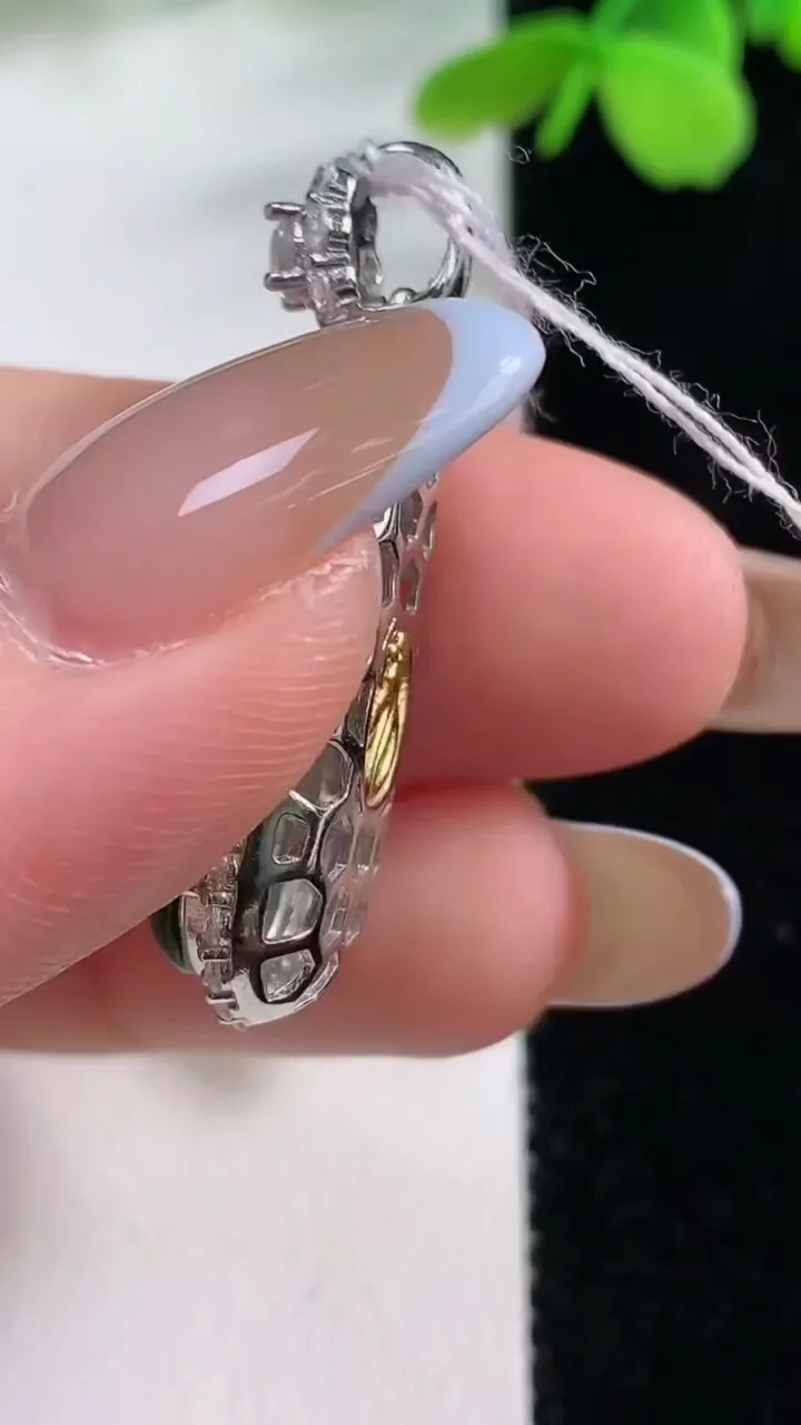 天然A货翡翠福瓜吊坠，尺寸35-12.4-8.1，裸石21.4-9.8重量:4.33g
11月2日