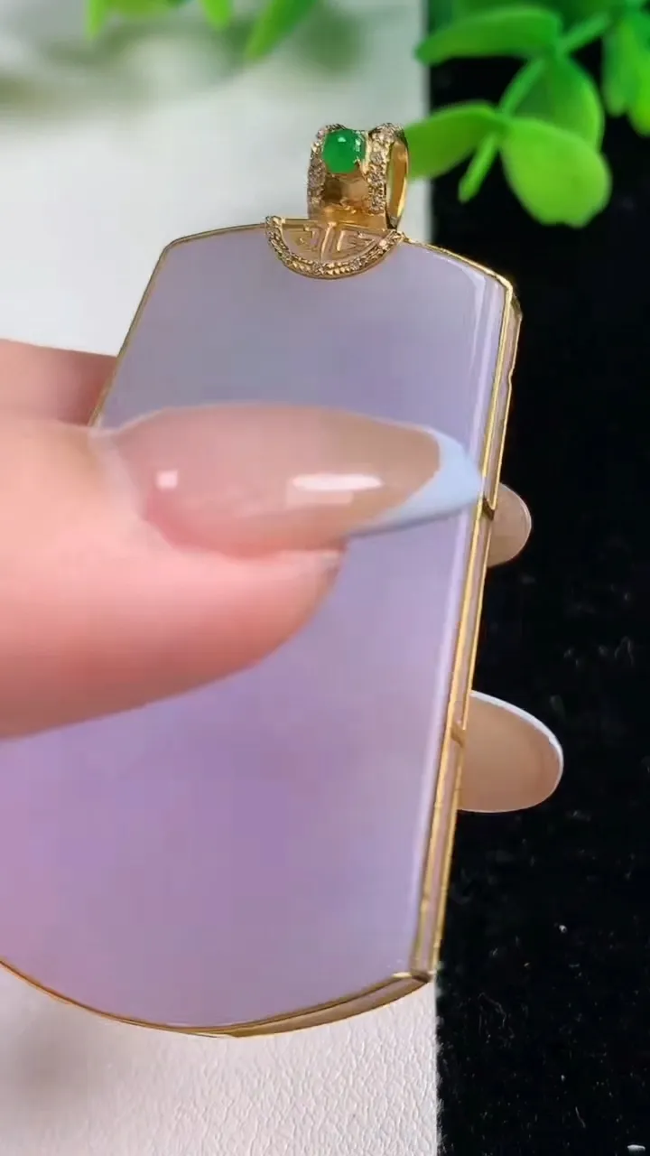 天然A货翡翠18K金紫罗兰无事牌吊坠，尺寸51.4-33.3-4.9，重量:22.00g
11月2日