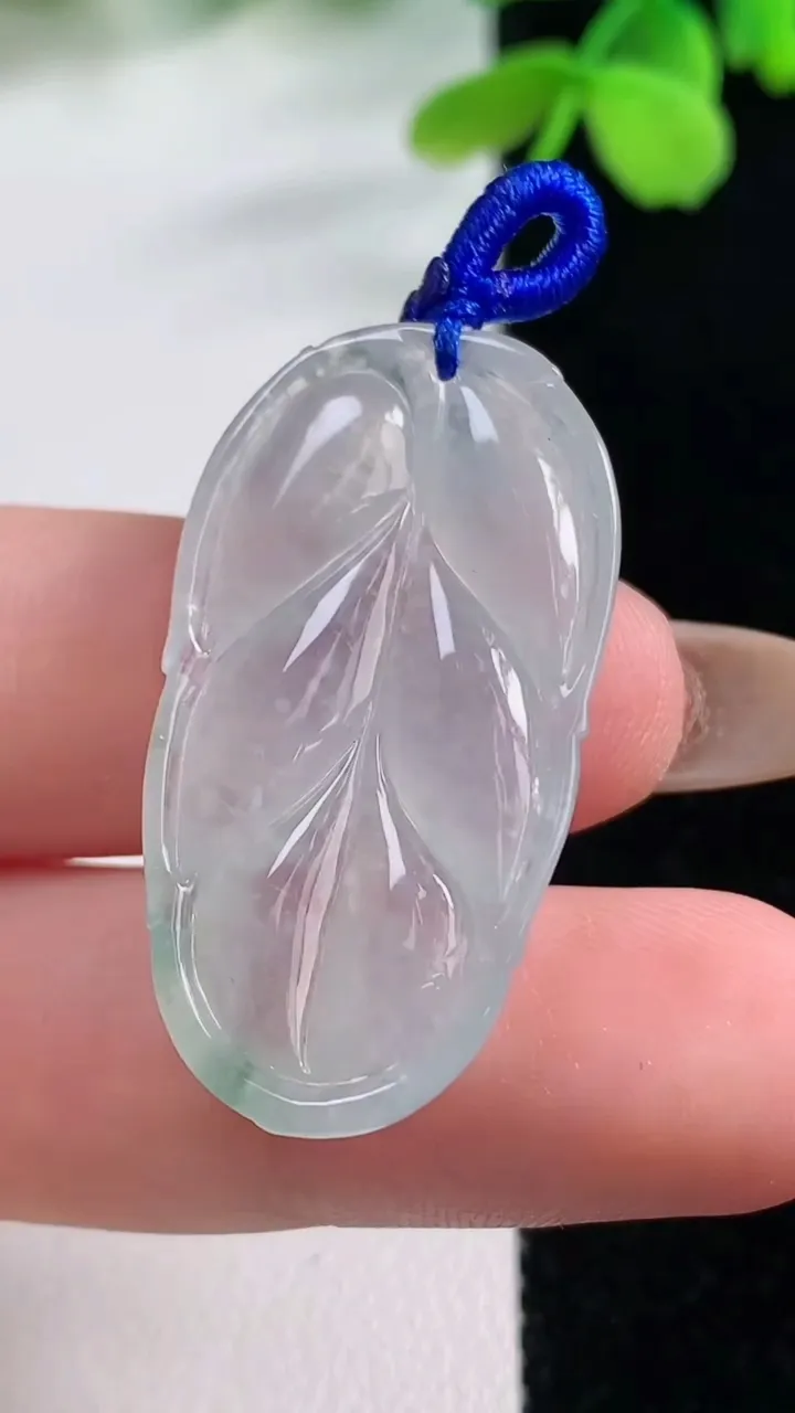 天然A货翡翠冰种飘花金枝玉叶 叶子吊坠，尺寸34.3-18.2-5.6，重量:6.93g
11月2日