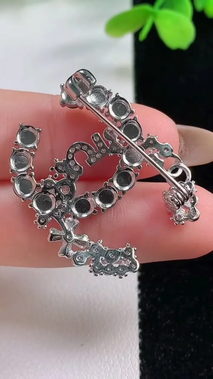 天然A货翡翠蛋面胸针，尺寸4，重量:4.96g
11月2日