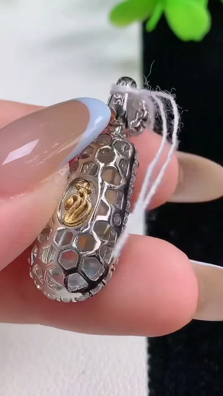 天然A货翡翠福豆吊坠，尺寸32.7-12-9.8，裸石19.7-9重量:4.09g
11月2日