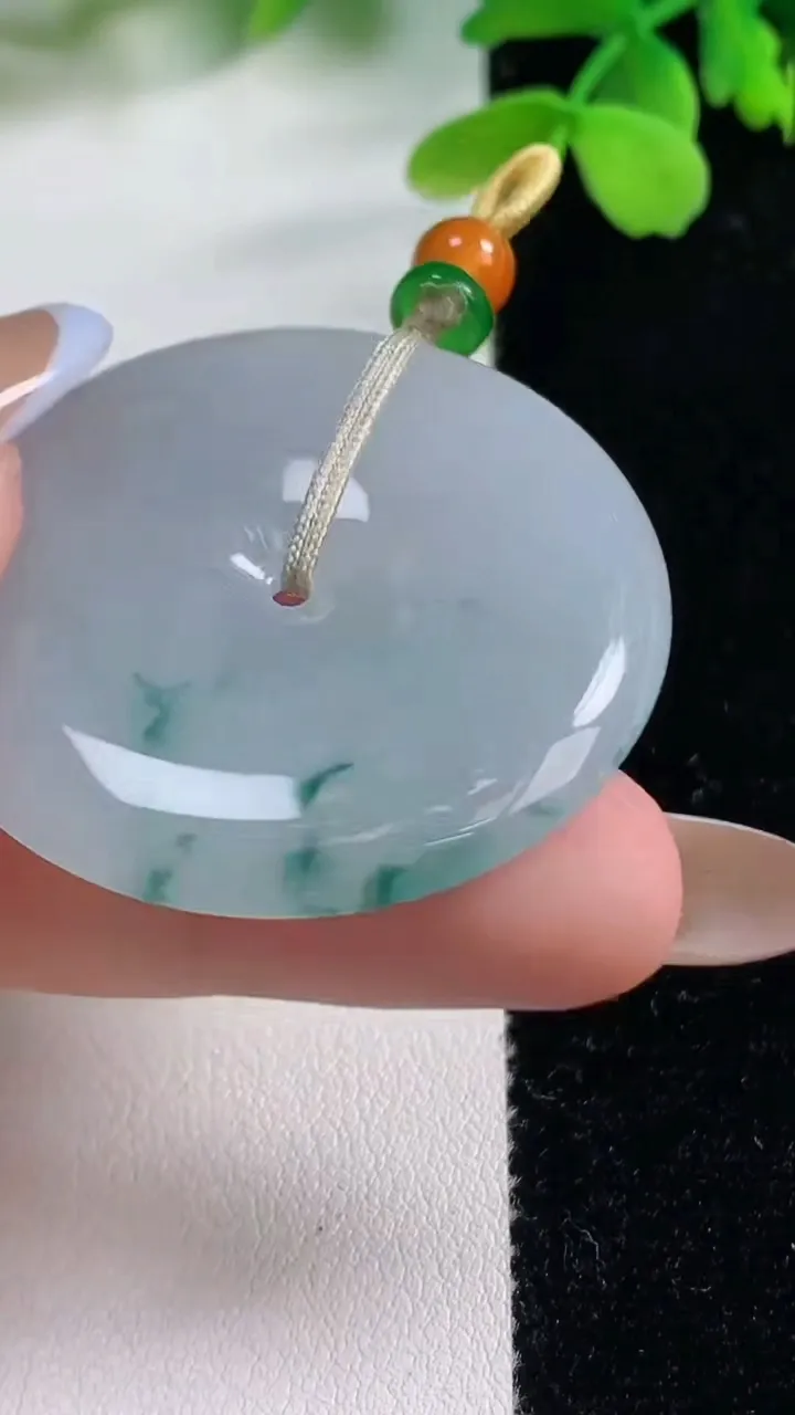 天然A货翡翠冰种飘花平安扣吊坠，尺寸39.3-6.3，重量:21.43g
11月2日