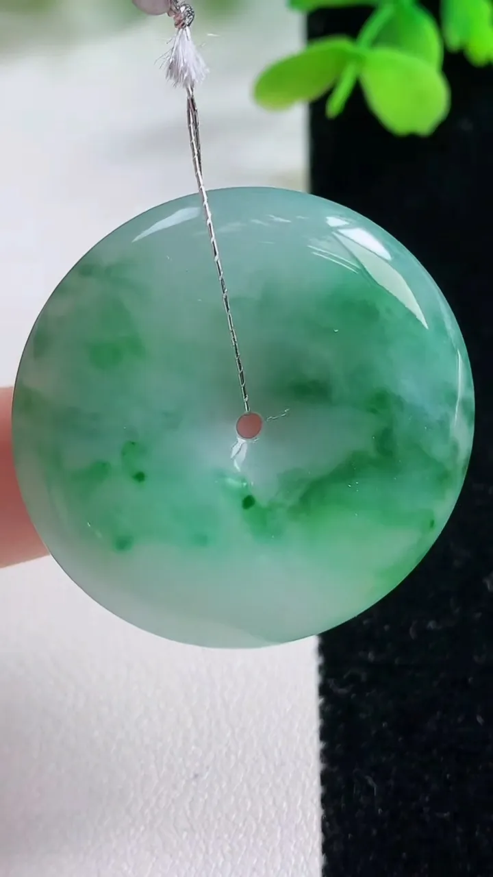 天然A货翡翠平安扣吊坠，尺寸34.8-5.6，重量:14.63g
11月2日