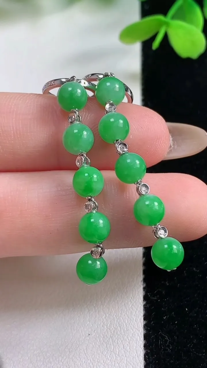 天然A货翡翠圆珠耳坠，尺寸5.7，重量:5.24g11月2日
工厂直销收藏佳品,种好水足，色泽均匀，有种有色，上手高大气！