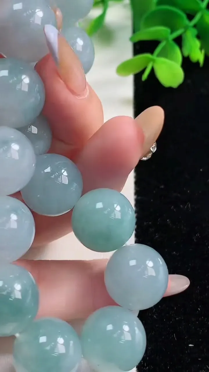 天然A货翡翠飘花圆珠手串，尺寸14.2-15颗，重量:77.26g11月2日
工厂直销收藏佳品,种好水足，色泽均匀，有种有色，上手高大气！