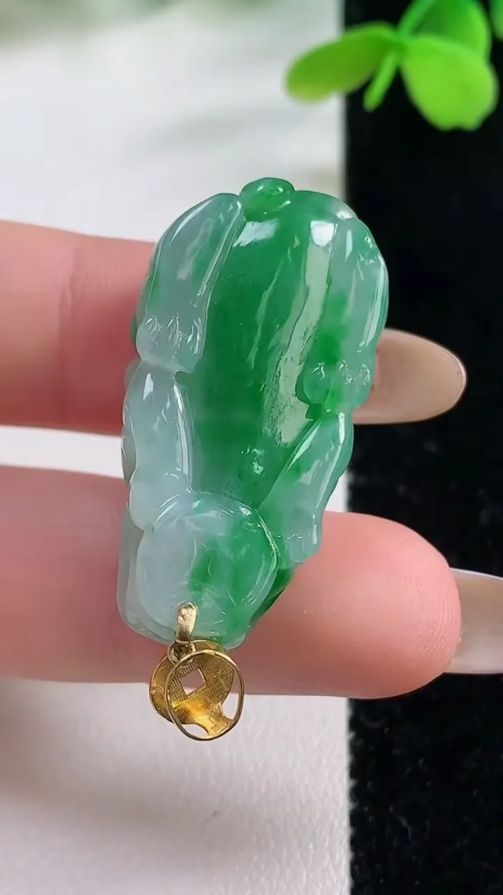 天然A货翡翠貔貅吊坠，尺寸33.5-16.4-9.1，重量:11.48g
11月2日