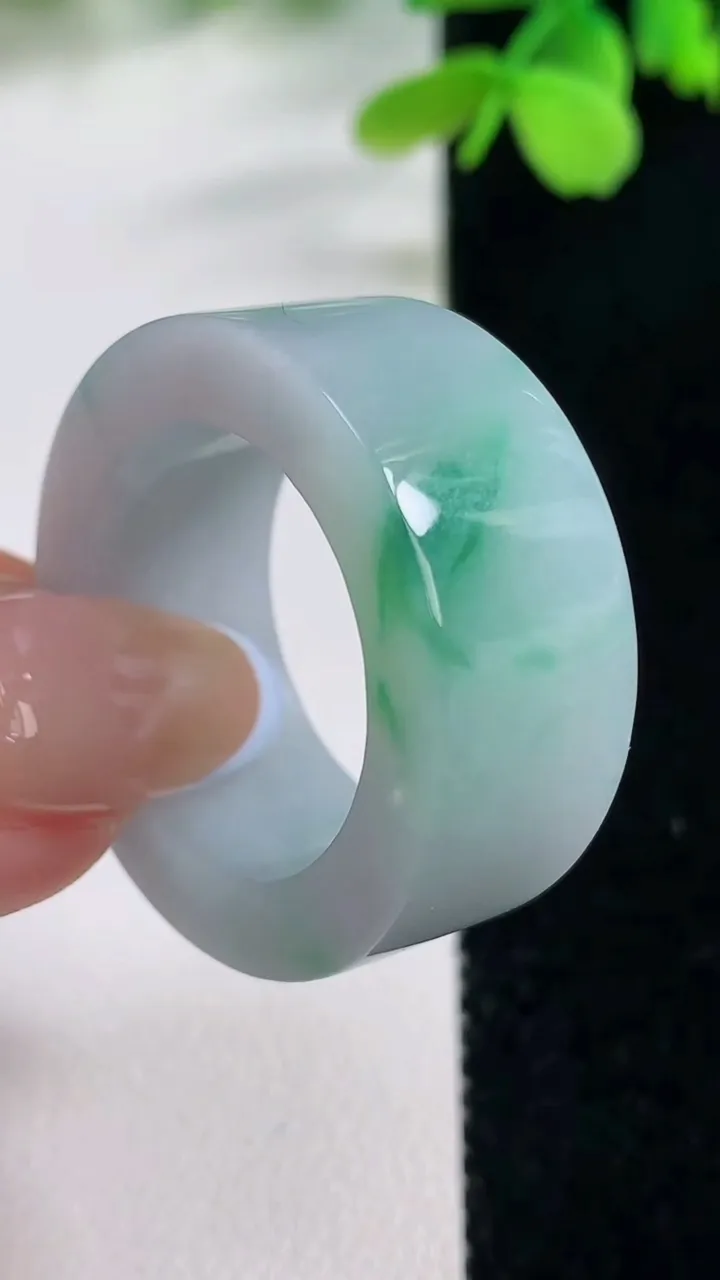 天然A货翡翠方形指环扳指，尺寸21.7-11.8-4.8，重量:16.76g2025年11月2日
工