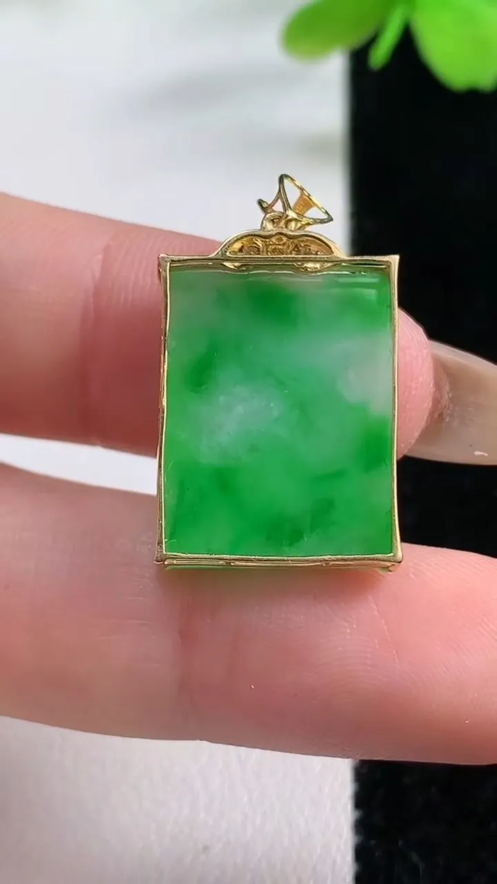 天然A货翡翠无事牌吊坠，尺寸19.3-14.4-4.4，重量:2.24g
11月2日