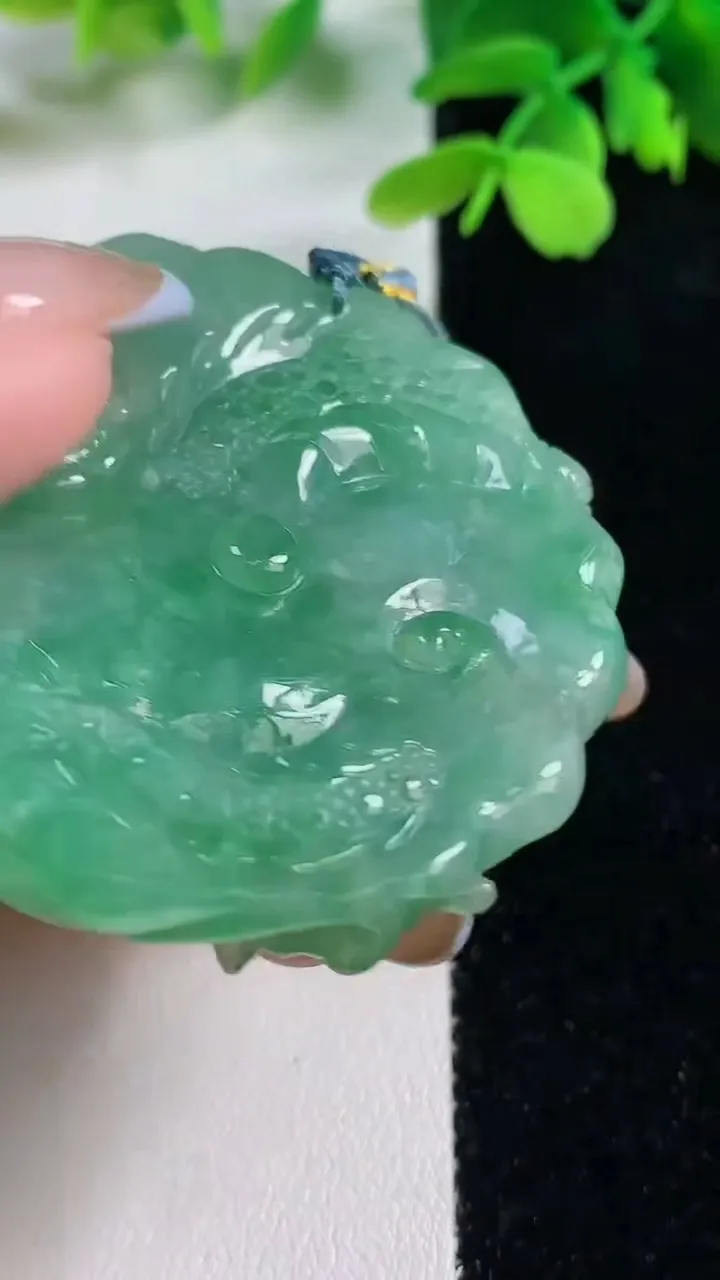 天然A货翡翠龙牌吊坠，尺寸52-10.6，重量:53.08g
11月2日