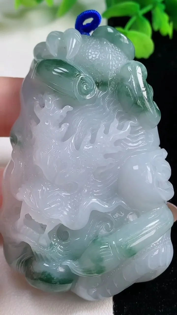 天然A货翡翠飘花龙牌吊坠，尺寸69.5-43.3-14.6，重量:89.89g
11月2日