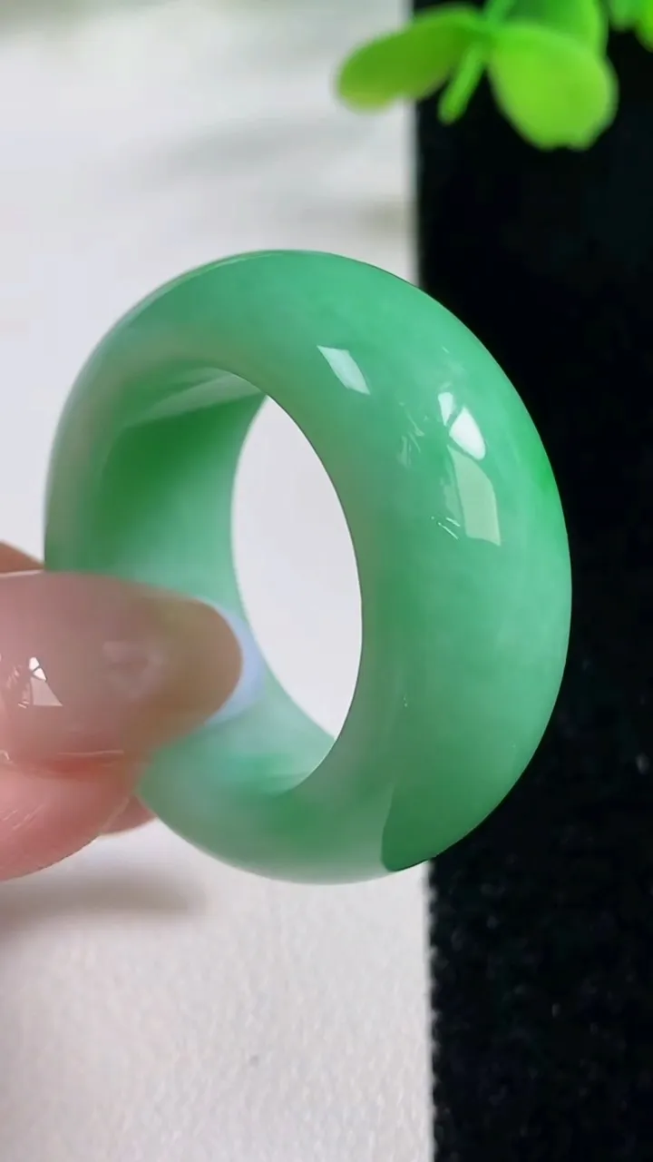 天然A货翡翠指环扳指，尺寸22-11.5-5.7，重量:16.70g2025年11月2日
工厂直销收