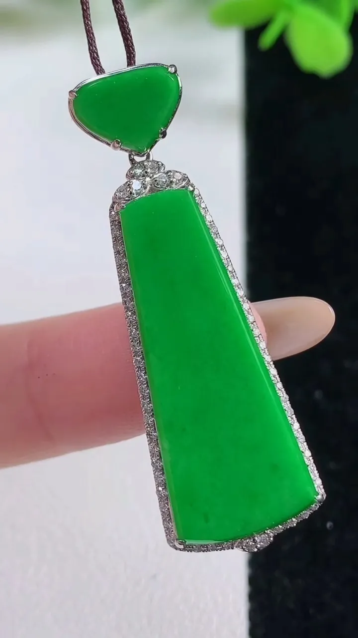 天然A货翡翠无事牌吊坠，尺寸42.3-14.2-4.9，裸石30.3-13重量:4.74g
11月3日