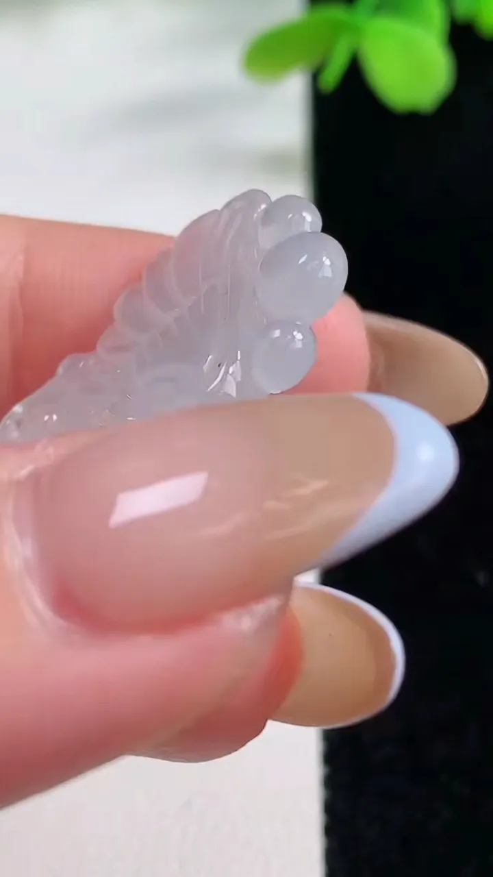 天然A货翡翠麒麟吊坠，尺寸32.8-18-4.2，重量:4.42g
11月2日