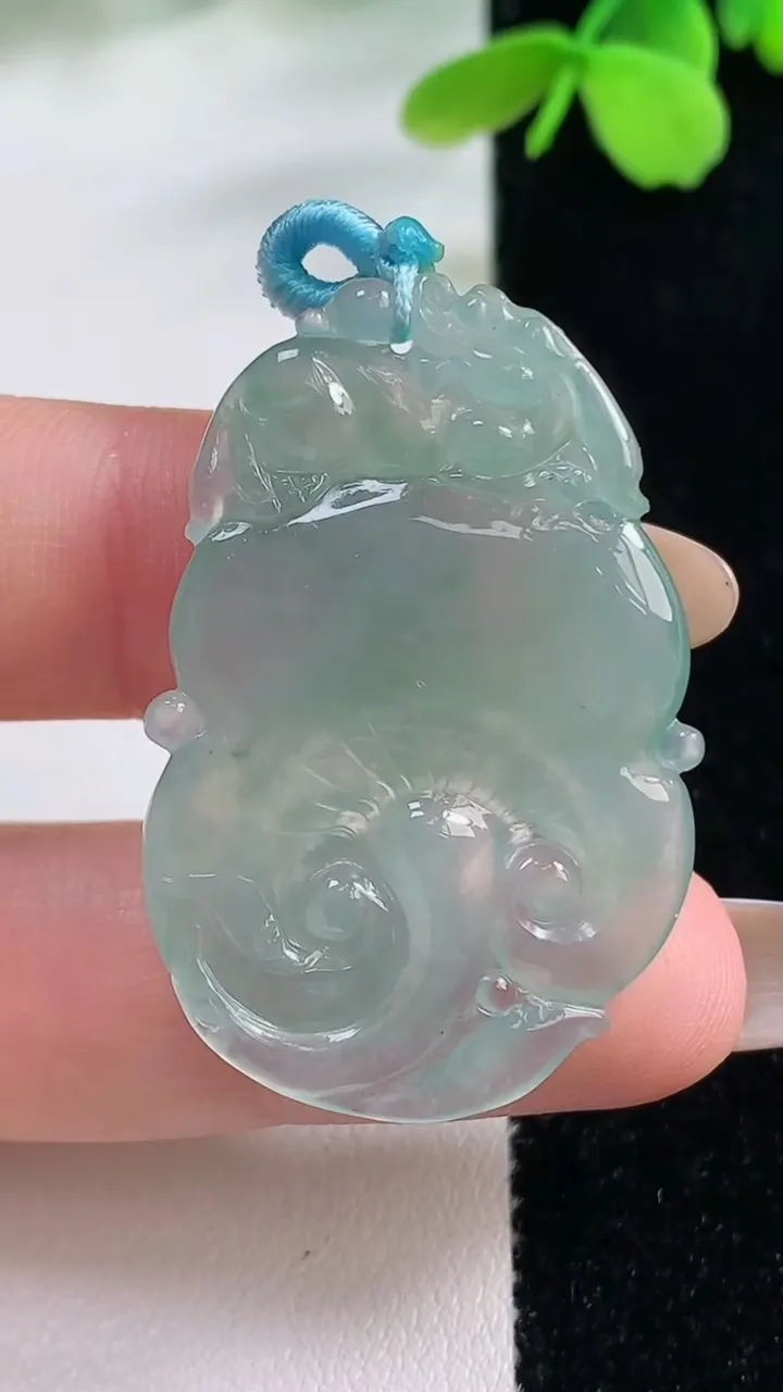 天然A货翡翠如意头吊坠，尺寸39-25.8-4.9，重量:8.67g
11月2日