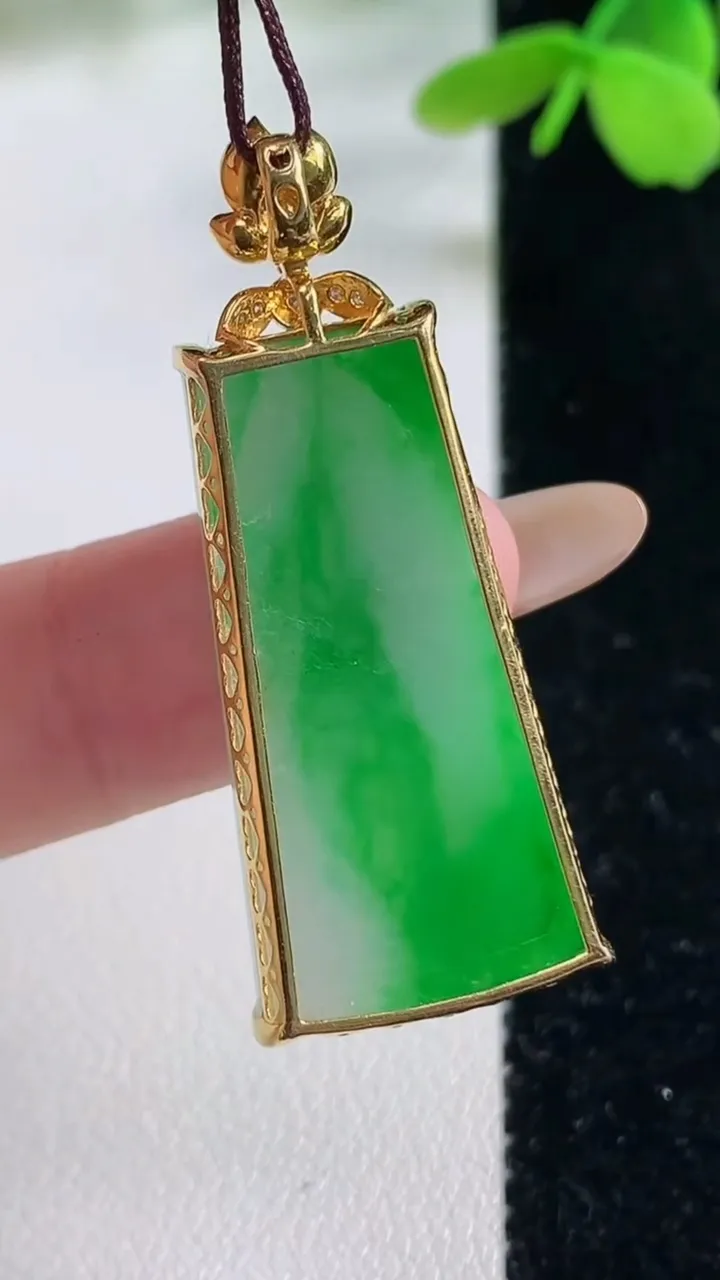 天然A货翡翠无事牌吊坠，尺寸31.7-15-5.2，重量:5.58g
11月2日