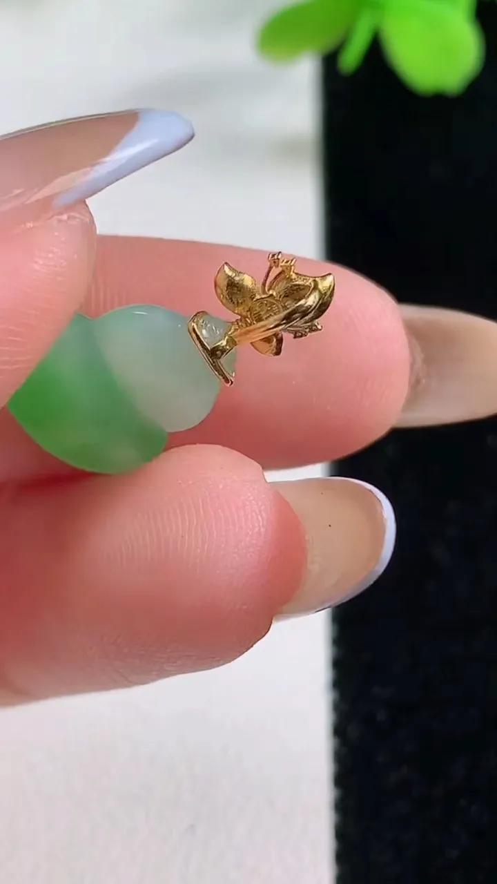 天然A货翡翠葫芦吊坠，尺寸13.4-11.7-3.8，重量:1.30g
11月2日