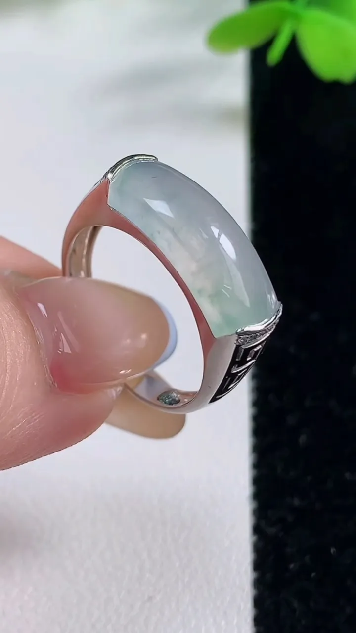 天然A货翡翠种飘花马鞍戒指，尺寸18.3-5.9-4.6，重量:4.32g2025年11月2日
工厂直销收藏佳品,种好水足，色泽均匀，有种有色，上手高大气！