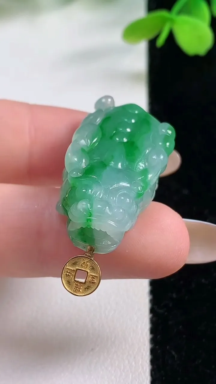 天然A货翡翠貔貅吊坠，尺寸33.5-16.4-9.1，重量:11.48g
11月2日
