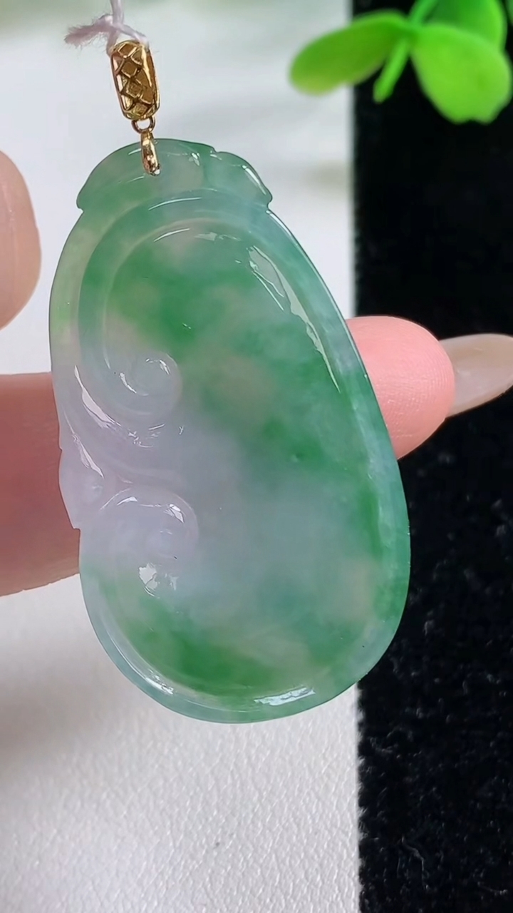 天然A货翡翠如意吊坠，尺寸38.4-21.8-5.5，重量:9.75g
11月2日