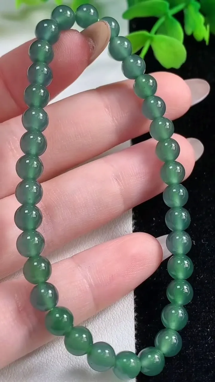天然A货翡翠圆珠手串，尺寸5.7-34颗，重量:11.09g11月2日
工厂直销收藏佳品,种好水足，色泽均匀，有种有色，上手高大气！