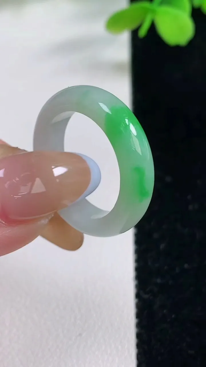 天然A货翡翠指环戒指，尺寸18-5.3-3.4，重量:4.05g2025年11月2日
工厂直销收藏佳品,种好水足，色泽均匀，有种有色，上手高大气！