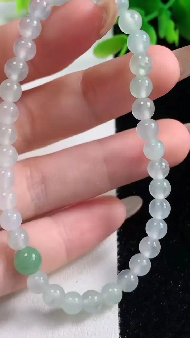 天然A货翡翠圆珠手串，尺寸5.2-36颗，重量:9.83g11月2日
工厂直销收藏佳品,种好水足，色泽均匀，有种有色，上手高大气！