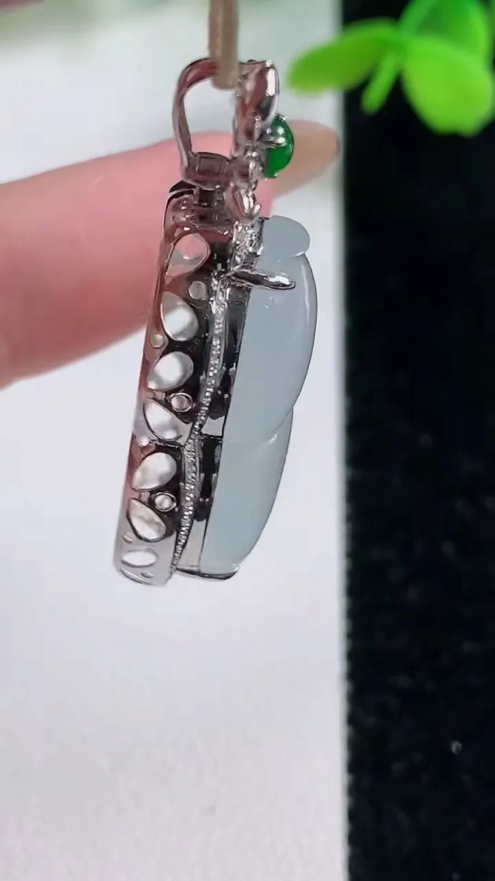 天然A货翡翠种白冰葫芦吊坠，尺寸35.7-21-9.8，裸石23.7-17.8重量:6.69g
11月2日