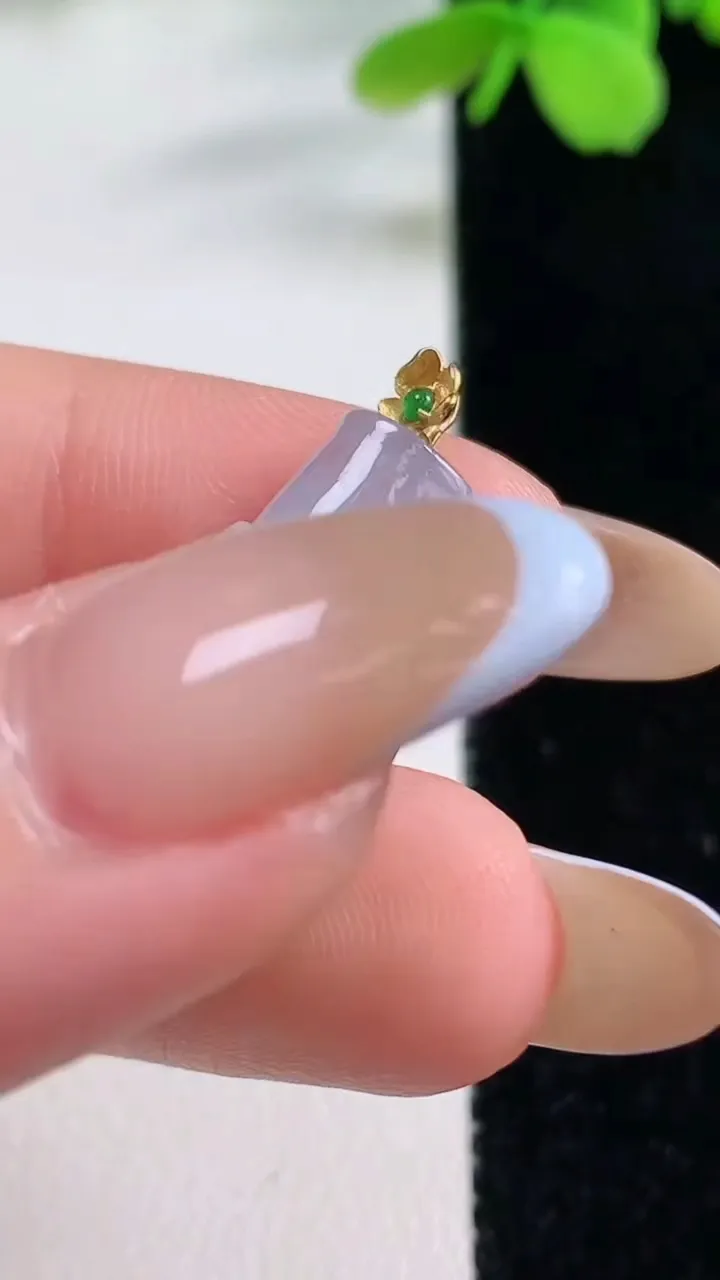 天然A货翡翠18K金紫罗兰飘花节节高升 竹节吊坠，尺寸21.2-14-5.1，重量:2.56g
11