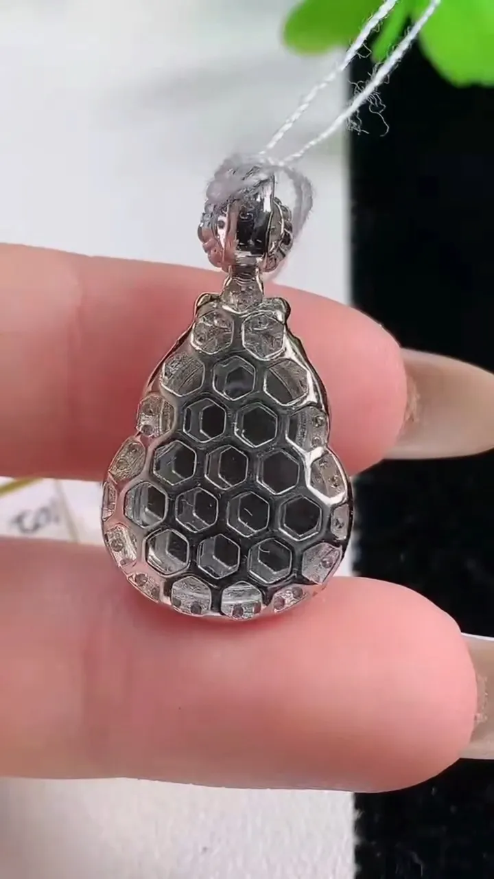 天然A货翡翠葫芦吊坠，尺寸28.7-15.4-8.1，16.8-13.2重量:3.82g
11月2日