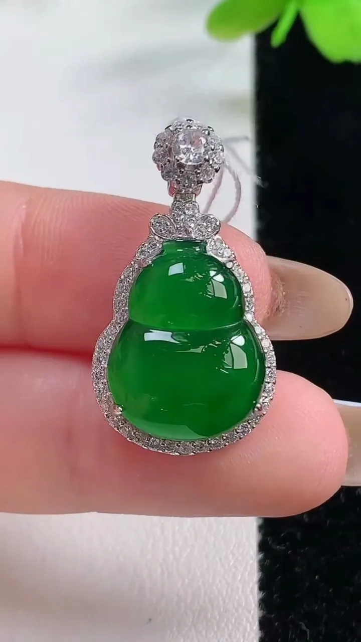 天然A货翡翠葫芦吊坠，尺寸28.7-15.4-8.1，16.8-13.2重量:3.82g
11月2日