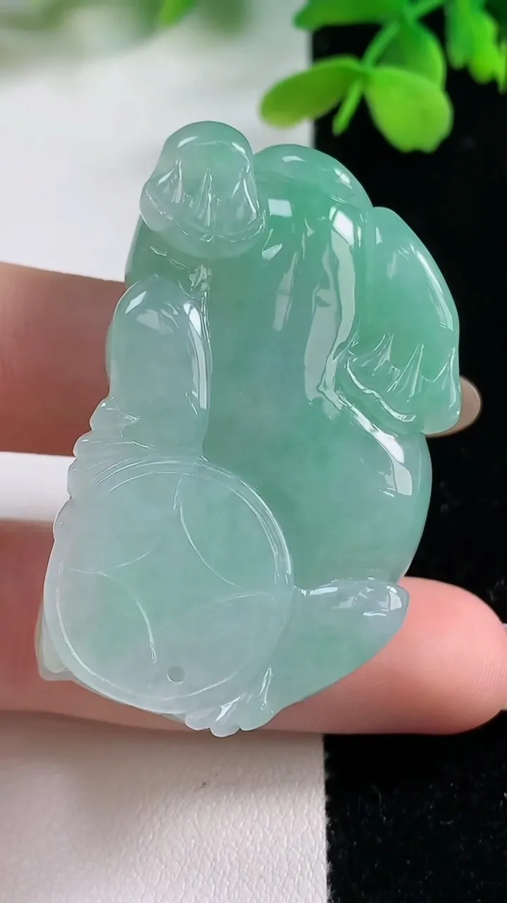 天然A货翡翠冰种霸王貔貅吊坠，尺寸47.5-29.2-12，重量:40.80g
11月2日