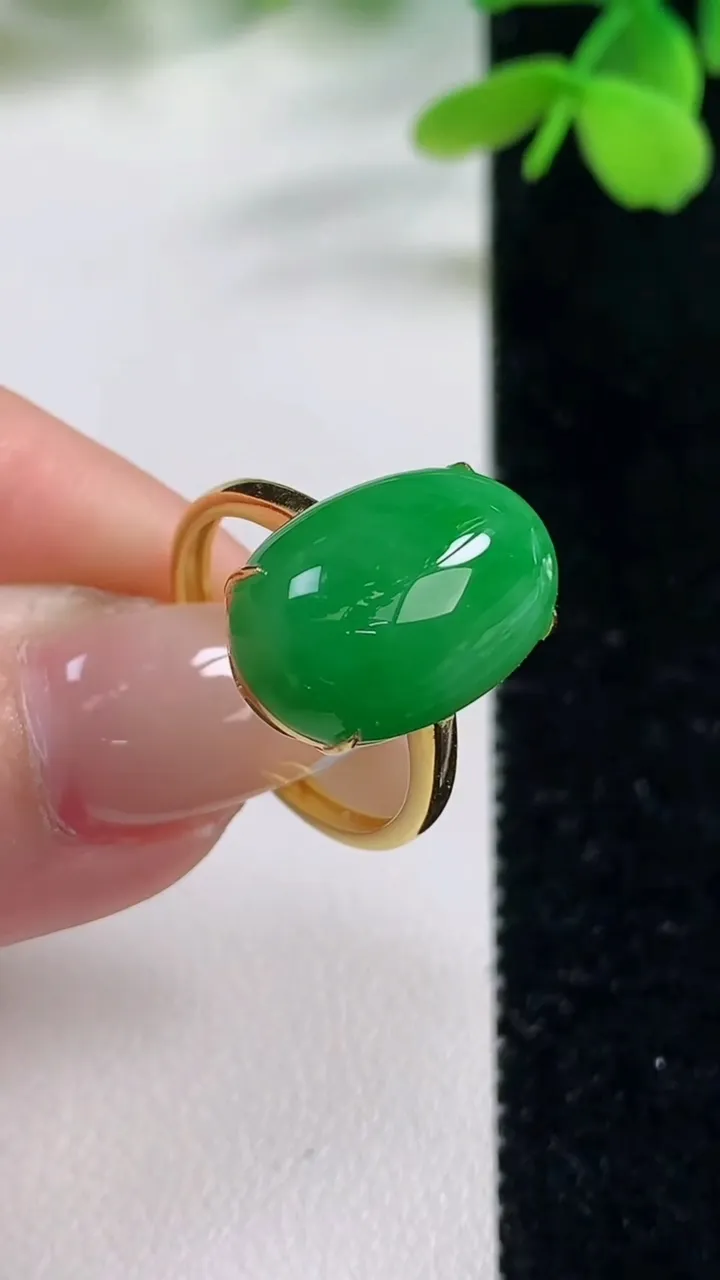 天然A货翡翠蛋面戒指，尺寸17.7-17-10.9-6.7，重量:3.55g2025年11月2日
工厂直销收藏佳品,种好水足，色泽均匀，有种有色，上手高大气！