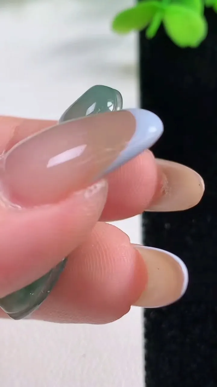 天然A货翡翠福豆吊坠，尺寸34.8-15-5.6，重量:5.30g
11月2日