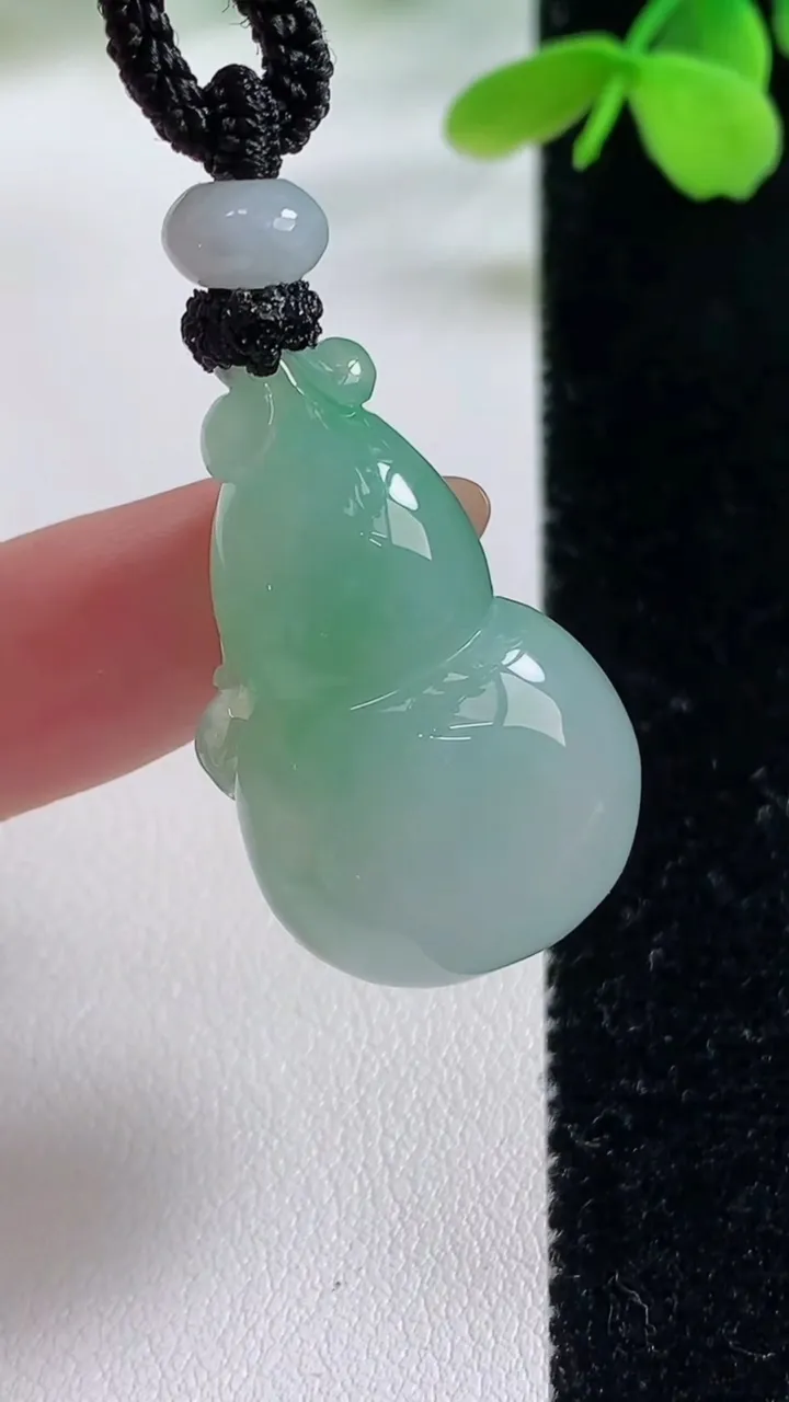 天然A货翡翠葫芦吊坠，尺寸32-19.2-13，重量:16.58g
11月2日