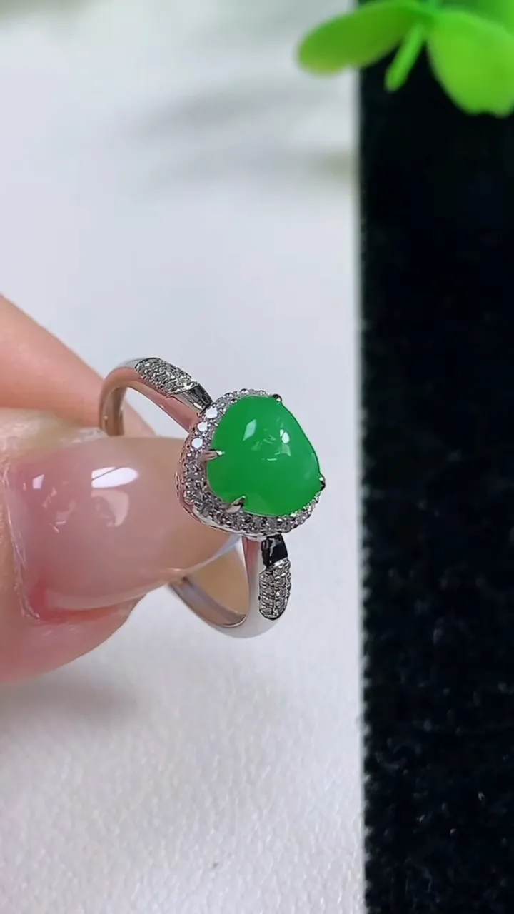 天然A货翡翠心形戒指，尺寸17.4-6.5-6.9-7.2，重量:1.68g2025年11月2日
工厂直销收藏佳品,种好水足，色泽均匀，有种有色，上手高大气！