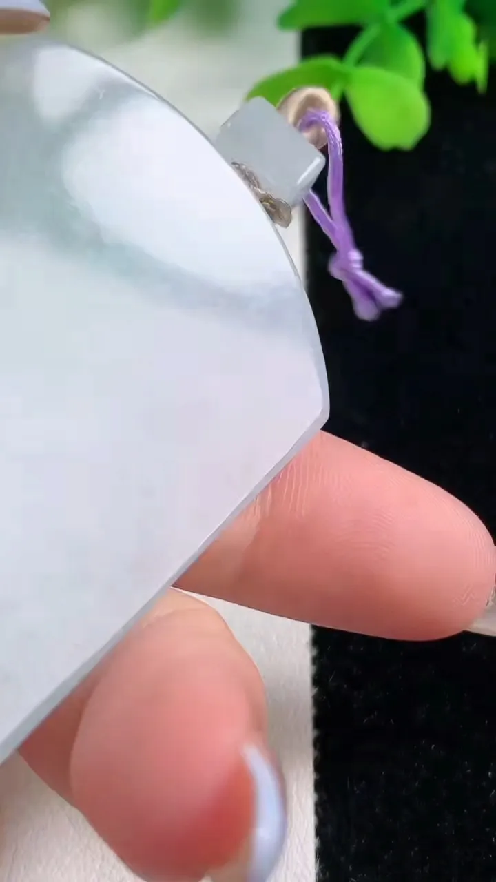 天然A货翡翠无事牌吊坠，尺寸55-41-5.7，重量:35.24g
11月2日