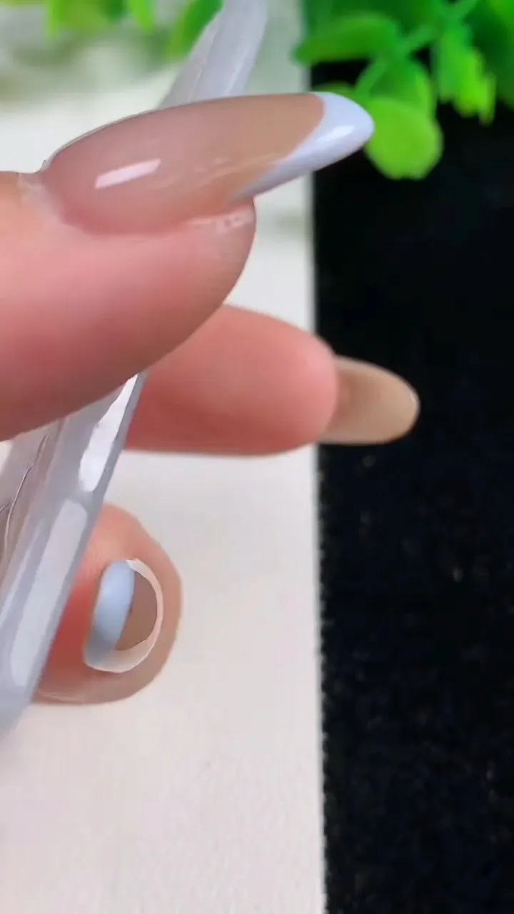 天然A货翡翠大势至菩萨吊坠，尺寸65.2-40.7-3.9，重量:25.51g
11月2日