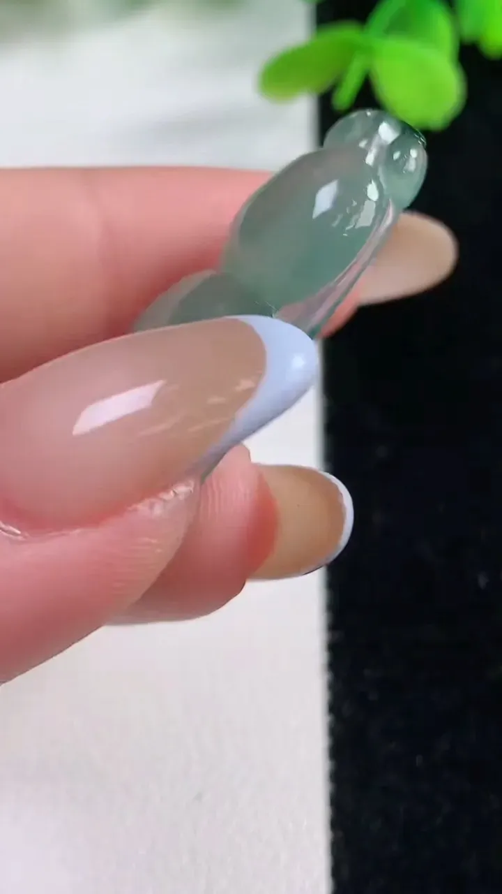 天然A货翡翠福豆吊坠，尺寸43-16-5.3，重量:6.01g
11月2日