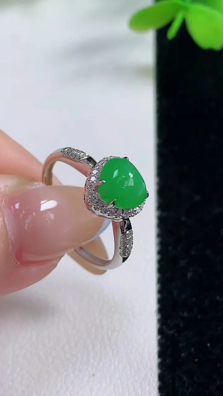 天然A货翡翠心形戒指，尺寸17.4-6.5-6.9-7.2，重量:1.68g2025年11月2日
工厂直销收藏佳品,种好水足，色泽均匀，有种有色，上手高大气！