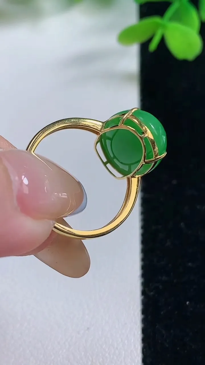 天然A货翡翠蛋面戒指，尺寸17.7-17-10.9-6.7，重量:3.55g2025年11月2日
工厂直销收藏佳品,种好水足，色泽均匀，有种有色，上手高大气！