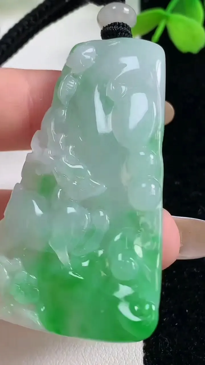 天然A货翡翠梅花鹿吊坠，尺寸55-30.5-6.2，重量:28.33g
11月2日